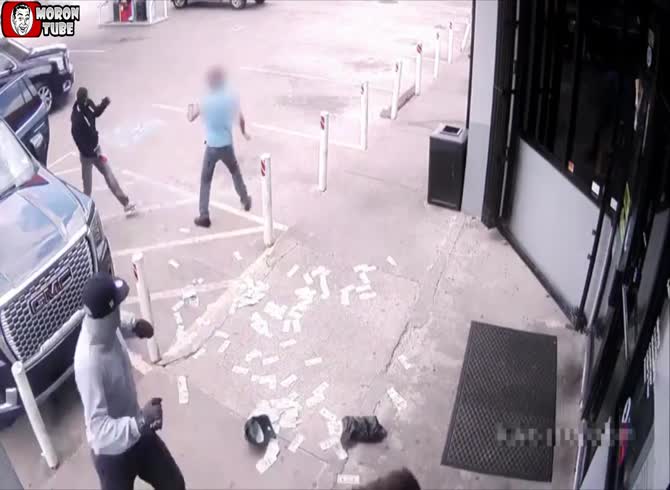 Video :Two criminals attempt to rob an entrepreneur of a bag of cash